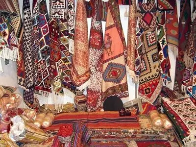 حاضرند برخی اماکن دولتی، آشیانه کلاغ و کبوتر  شود اما به هنرمندان ندهند/ از چوب پسته،ظرف مخصوص بسته‌بندی برای صادرات ساختیم، اماحمایت نشد