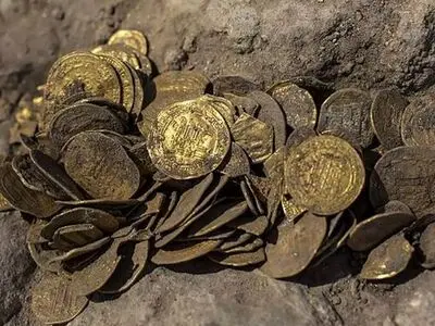 کشف ۴۸ سکه تاریخی در دورود