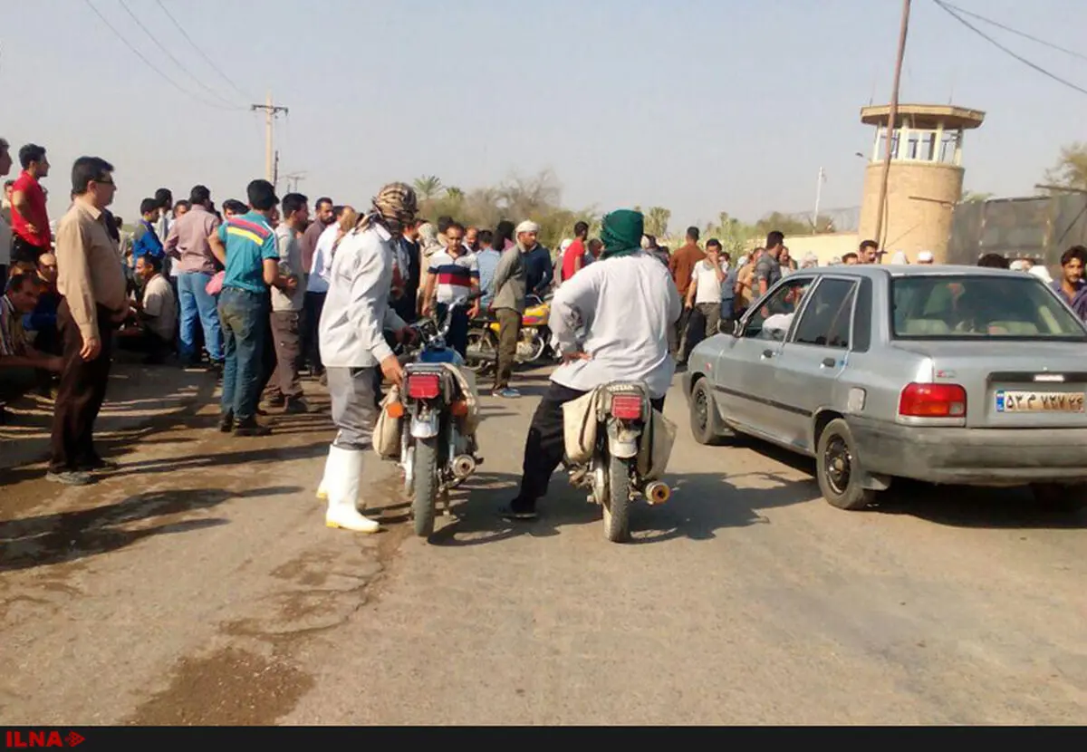 تجمع کارگران نی شکر هفت تپه به همراه خانواده هایشان 