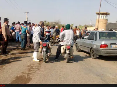 تجمع کارگران نی شکر هفت تپه به همراه خانواده هایشان 