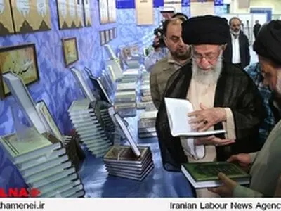 بازدید رهبر انقلاب از نمایشگاه تولیدات علمی و پژوهشی مؤسسه دارالحدیث