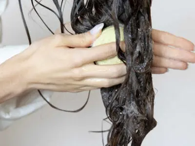 شستشوی معکوس مو راهی برای خلاصی از شر شوره و چربی
