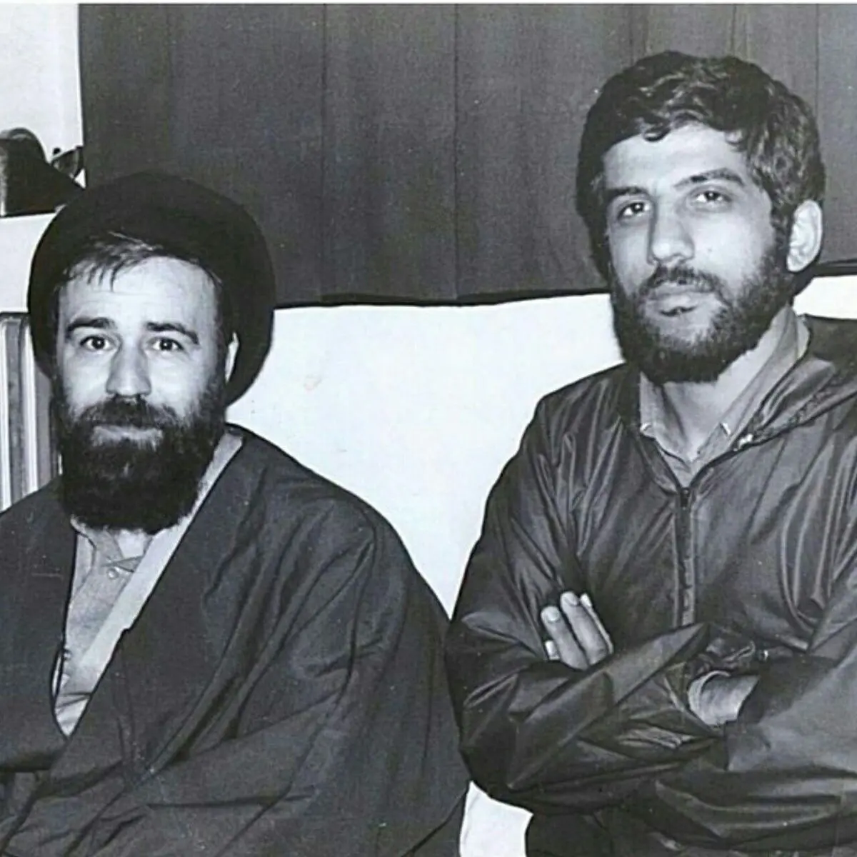 حاج احمدآقا سیگارى دود کرد و گفت: جلوی امام جرأت نمی‌کنم!/حاج احمدآقا بادگیر خوبی برای امام بود و از این بابت هم سختی کشید