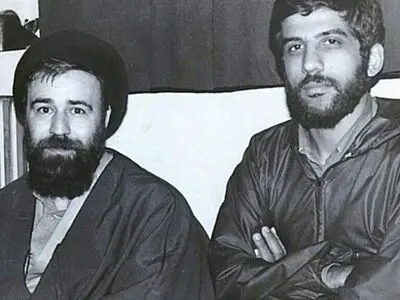 حاج احمدآقا سیگارى دود کرد و گفت: جلوی امام جرأت نمی‌کنم!/حاج احمدآقا بادگیر خوبی برای امام بود و از این بابت هم سختی کشید