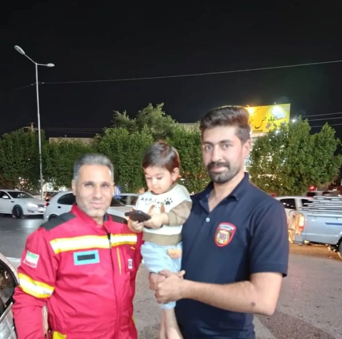 نجات کودک ۲ ساله گرفتار در خودرو در دزفول