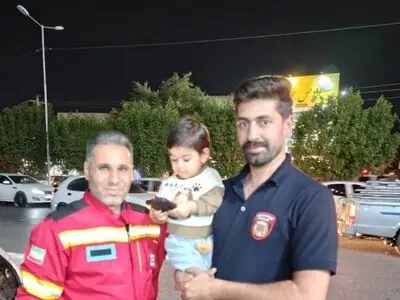 نجات کودک ۲ ساله گرفتار در خودرو در دزفول