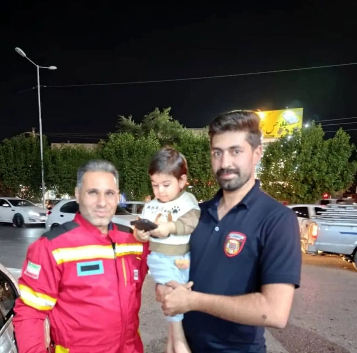 نجات کودک ۲ ساله گرفتار در خودرو در دزفول