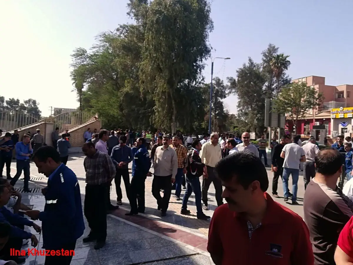 کارگران گروه ملی فولاد امروز نیز مقابل استانداری خوزستان تجمع کردند/ مصدومیت یک کارگر در روز گذشته + عکس