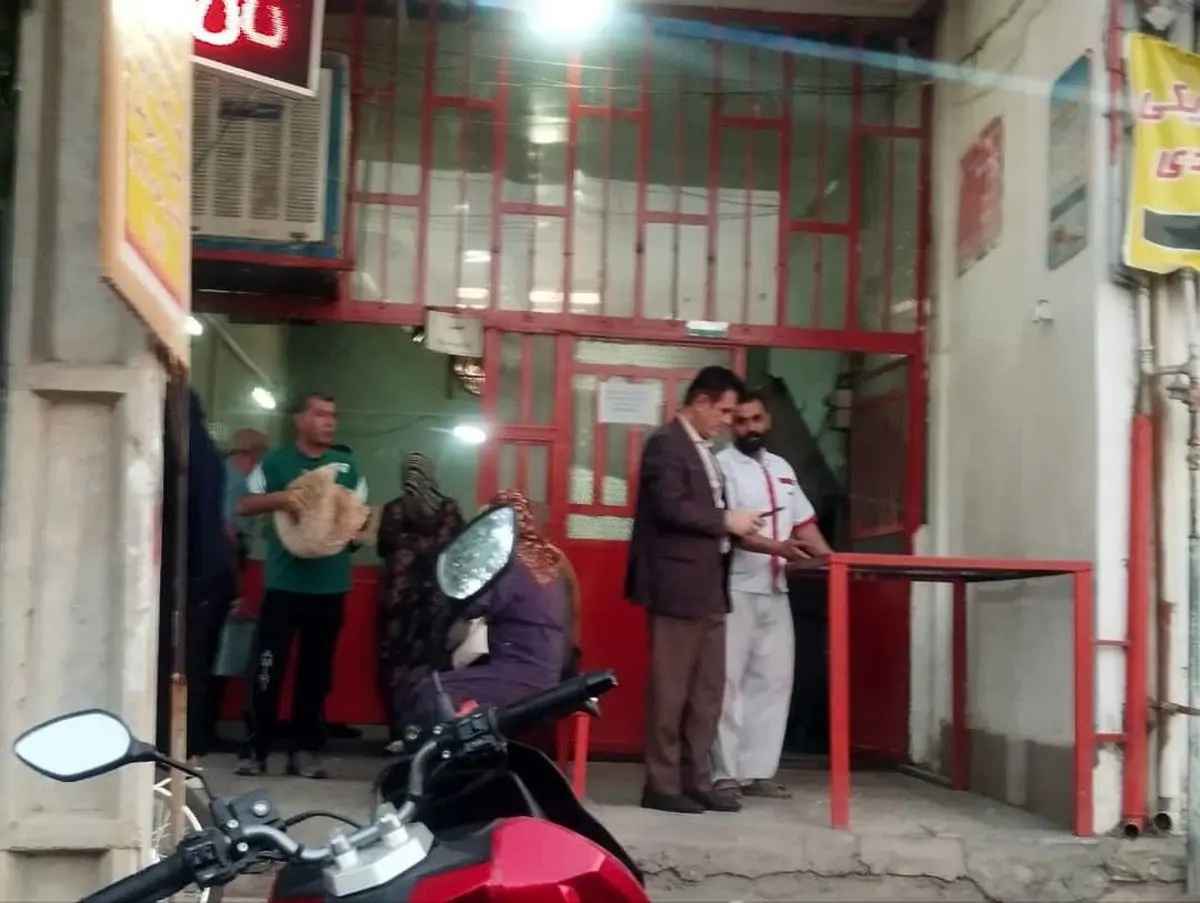 بازدید سرزده فرماندار شیراز از ۲۰ نانوایی/ کیفیت نان و نحوه خدمت‌رسانی بررسی شد
