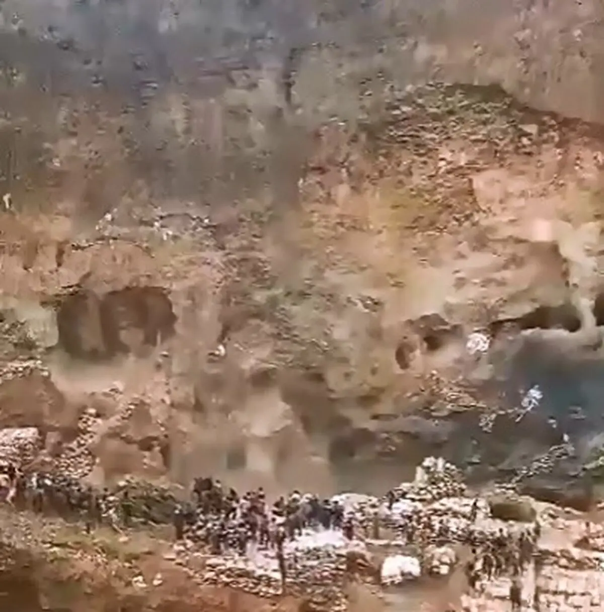 سقوط پل در معدن مس کنگو جان ۷۰ نفر را گرفت + فیلم