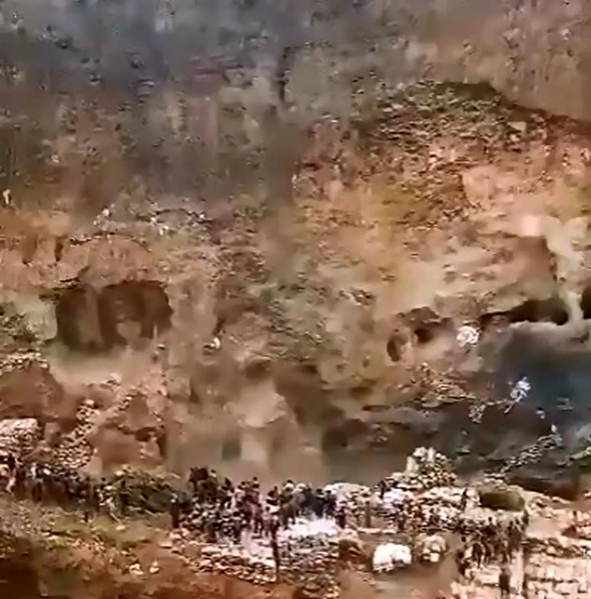 سقوط پل در معدن مس کنگو جان ۷۰ نفر را گرفت + فیلم