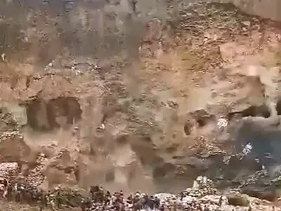 سقوط پل در معدن مس کنگو جان ۷۰ نفر را گرفت + فیلم