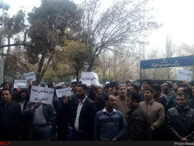 تجمع کارگزاران صندوق بیمه کشاورزی مقابل سازمان استخدامی/دولت کارشکنی نکند