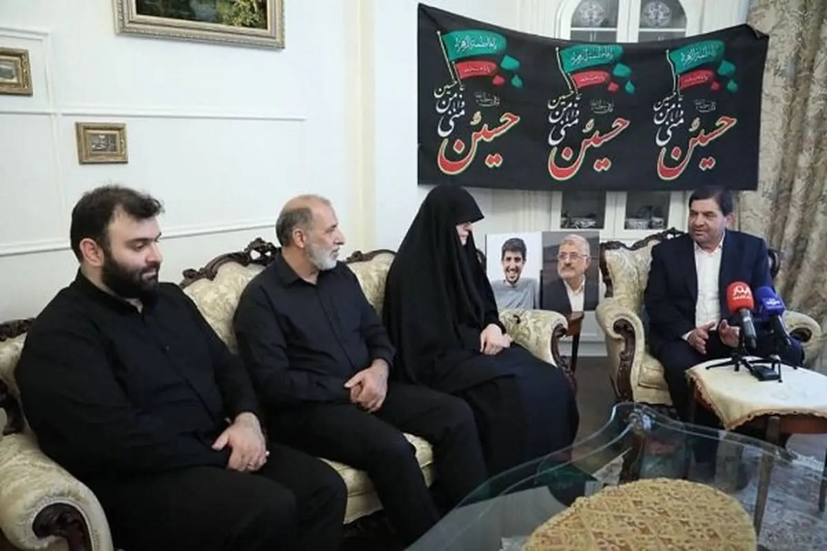 مخبر سلام خاص رهبر انقلاب را به خانواده شهید داریانی ابلاغ کرد