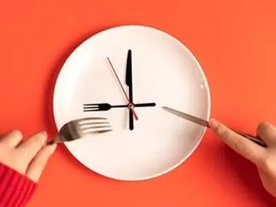 چه زمانی شام بخوریم که چاق نشویم؟