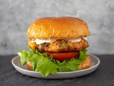 برگر میگو؛ تجربه‌ای خوش‌طعم از فست‌فود سالم خانگی