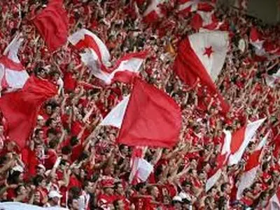 ویدئو: آتش بازی بزرگ هواداران اسلاویاپراگ