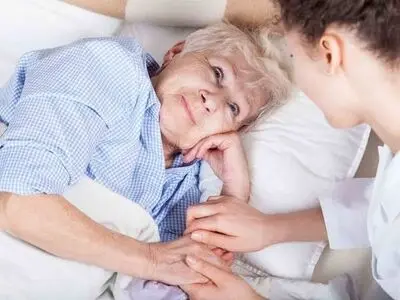 نگهداری از والدین سالمند تلف‌کردن عمر است؟/ انتقاد از کلیپ یک کارشناس