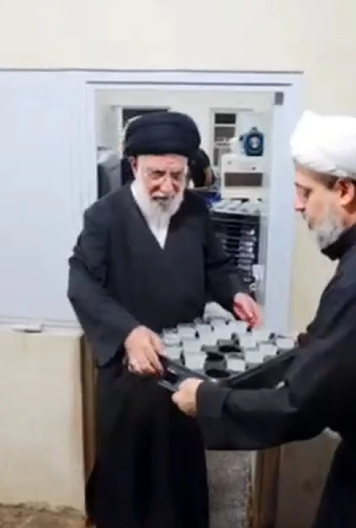 فیلم پربیننده از شباهت ظاهری یک روحانی در عراق به رهبر شهید