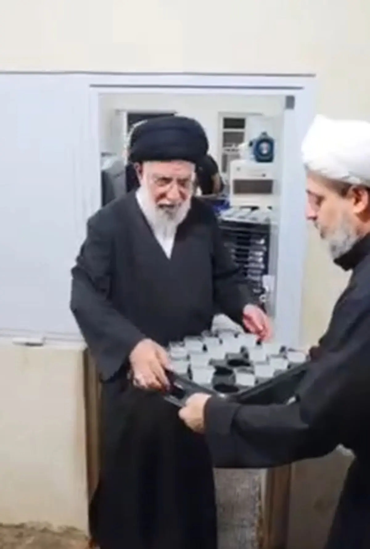 فیلم پربیننده از شباهت ظاهری یک روحانی در عراق به رهبر شهید