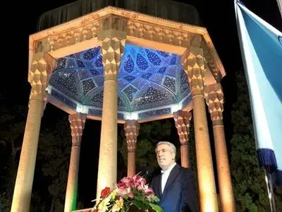 مسیر را هموار کنیم تا دوستداران ادبیات‌پارسی از سراسر جهان در آرامگاه حافظ گردهم بیایند