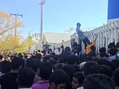 ازدحام عجیب و شدید هواداران پشت گیت‌های ورودی ورزشگاه + فیلم