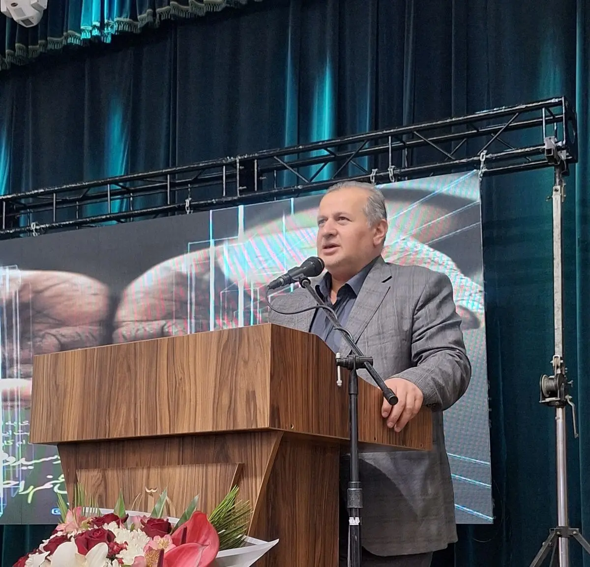 وفاق کارگران و کارفرمایان، کلید پیشرفت است/تاکید رئیس‌جمهور و وزیر کار بر شنیدن صدای کارگران