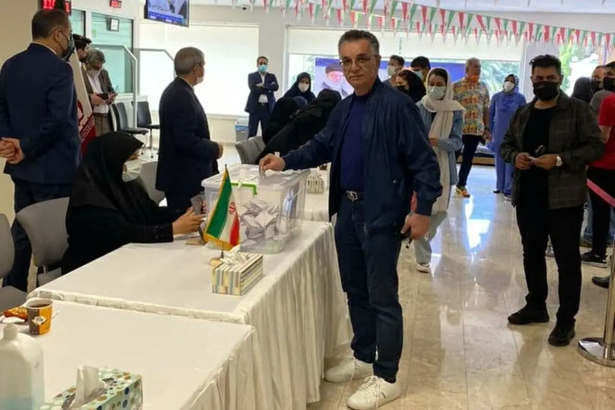 حضور مالک باشگاه تراکتور پای صندوق رأی