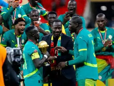 مانه کاپیتان شد و جام را بالای سر برد