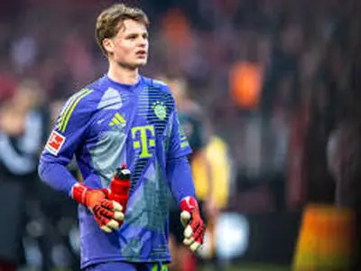 ویدئو: شوخی باواریایی با ستاره جوان؛ لحظه اهدای جایزه بهترین بازیکن به یوناس اوربیگ