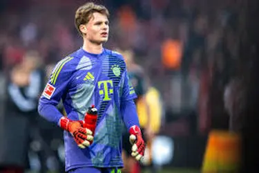 ویدئو: شوخی باواریایی با ستاره جوان؛ لحظه اهدای جایزه بهترین بازیکن به یوناس اوربیگ