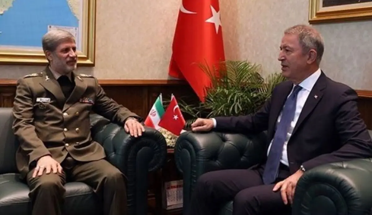 وزیرا الدفاع الایرانی والترکی یبحثان القضایا الامنیة والدفاعیة 