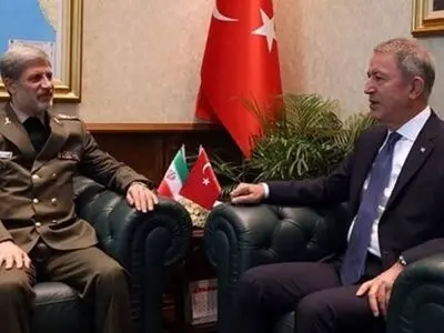 وزیرا الدفاع الایرانی والترکی یبحثان القضایا الامنیة والدفاعیة 