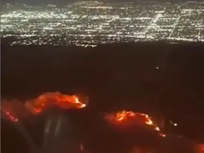 یکی از مسافران پروازی از دنور به لس آنجلس تصاویری از آتش گرفتن شهر را هنگام ورود هواپیما برای فرود در فرودگاه بین المللی لس آنجلس ثبت کرد + فیلم