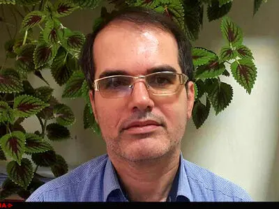 ماکرون با چالش تشکیل کابینه روبه‌رو می‌شود/ لوپن، برهم زننده نظم اتحادیه اروپایی/ فرگزیت دور از ذهن نیست