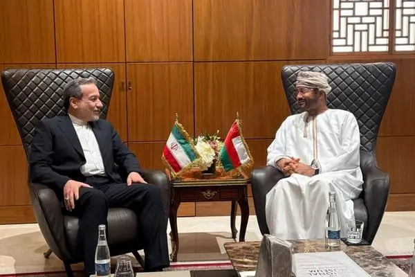 عراقجي يلتقي نظيره العماني في مسقط