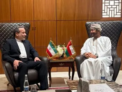 عراقجي يلتقي نظيره العماني في مسقط