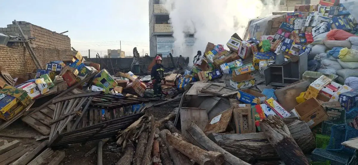 مهار آتش‌سوزی گسترده در کارگاه سبدسازی بلوار ولایت شیراز