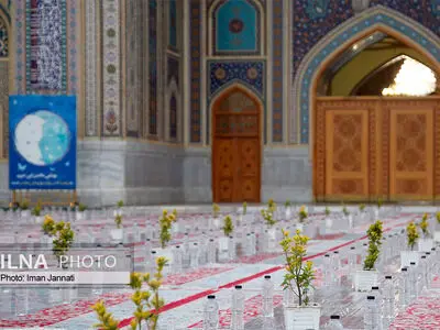 پذیرایی افطار از زائران در ورودی حرم امام رضا(ع)