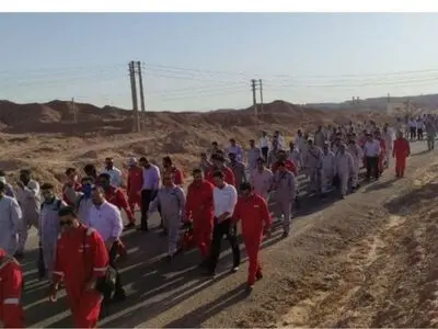 کارگران میدان نفتی آذرمهران همچنان معترض‌اند 