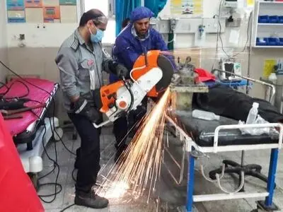 دست یک کارگر ۱۸ ساله در چرخ گوشت صنعتی گیر کرد 