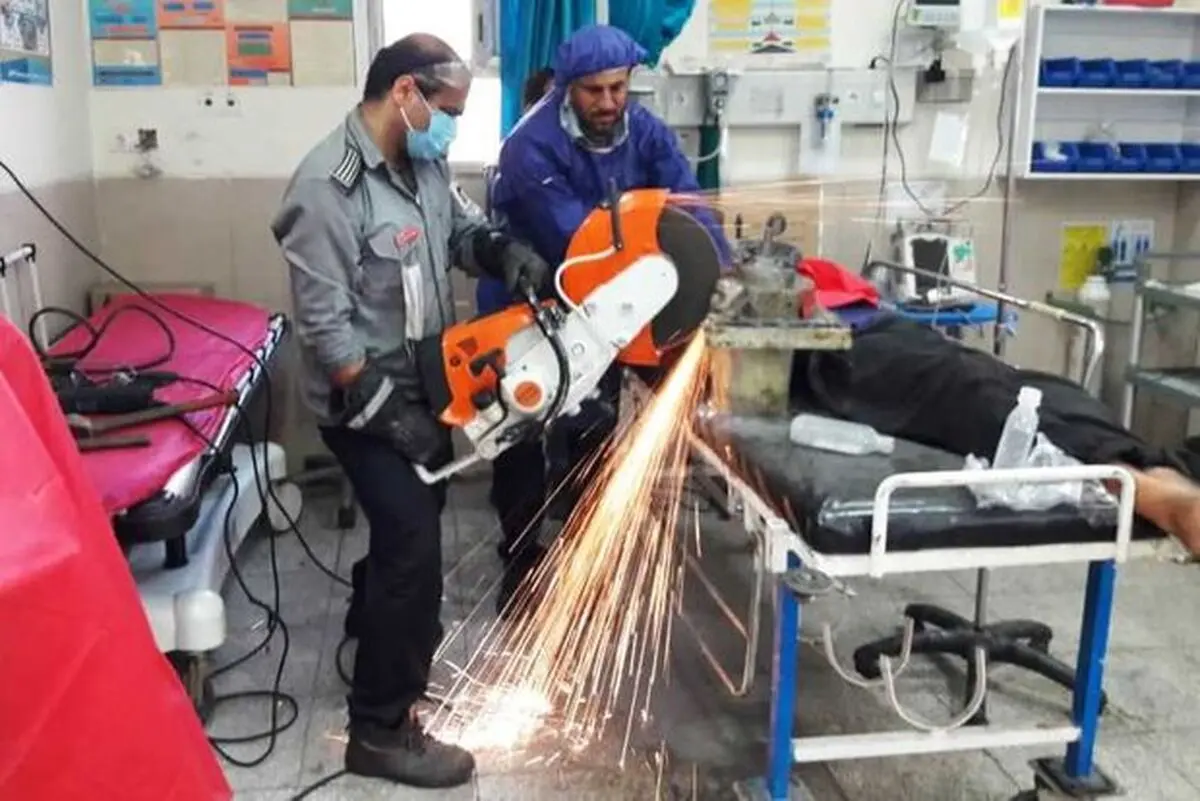 دست یک کارگر ۱۸ ساله در چرخ گوشت صنعتی گیر کرد 