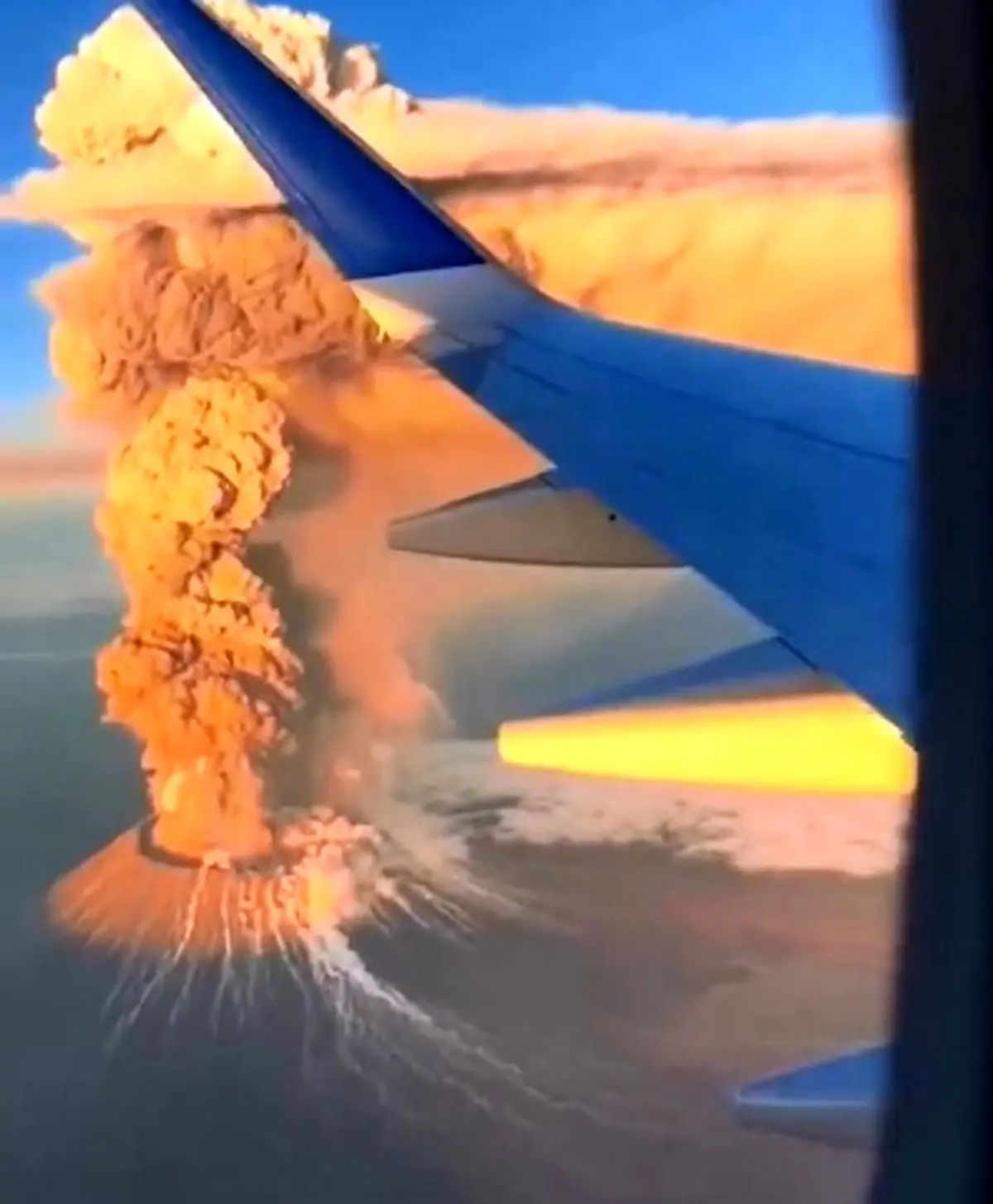 تصاویر باور نکردنی از فوران یک آتشفشان خاموش در اتیوپی که از داخل یک هواپیمای مسافربری ثبت شده است