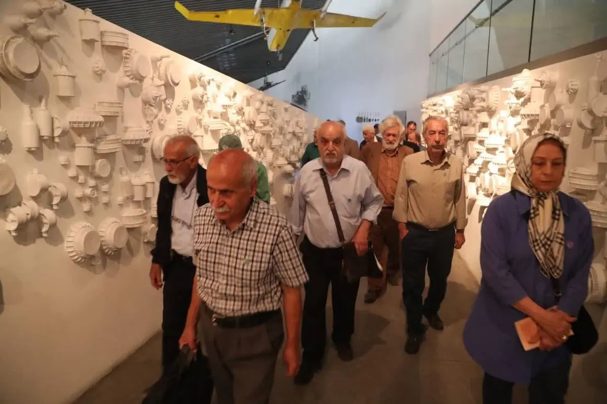 بازدید جمعی از هنرمندان و پیشکسوتان وزارت ارشاد از موزه ملی انقلاب اسلامی و دفاع مقدس