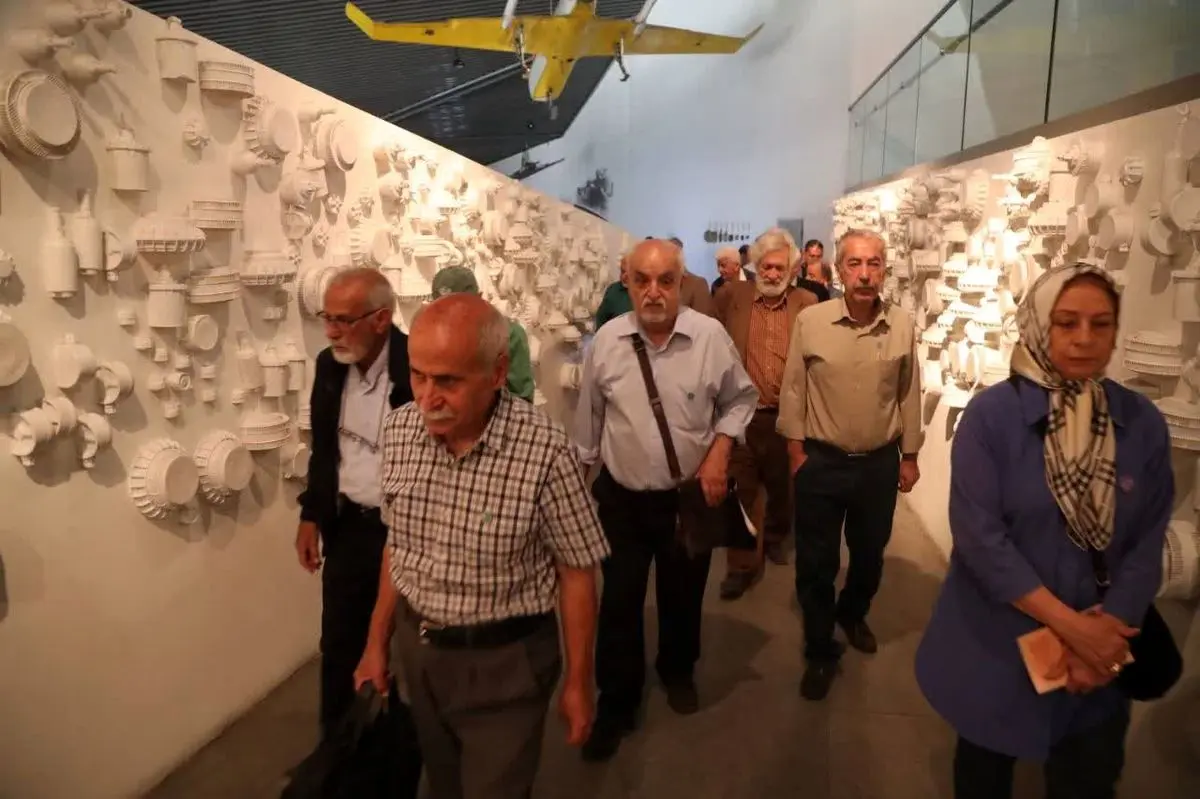 بازدید جمعی از هنرمندان و پیشکسوتان وزارت ارشاد از موزه ملی انقلاب اسلامی و دفاع مقدس