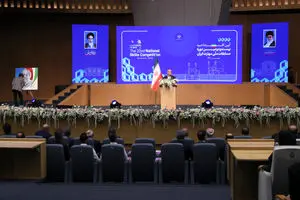 انسان واقعی کسی است که با تمام وجود، دانایی و علمش برای گره‌گشایی از مشکلات تلاش کند