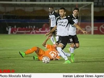 بازی فوتبال بین دو تیم صبا قم و سایپا