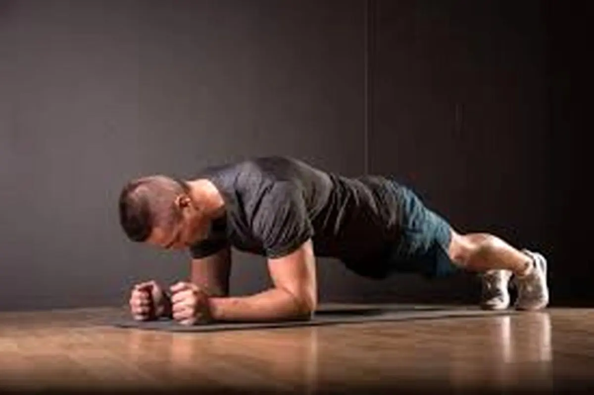 معلم ۵۸ ساله کانادایی با پلانک ۴ ساعت و نیمه جهان را شگفت‌زده کرد + فیلم