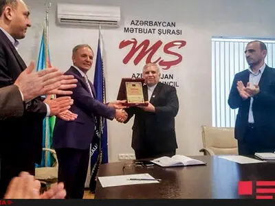 دیپلم افتخار رسانه‌ای به سفیر ایران در باکو اعطا شد