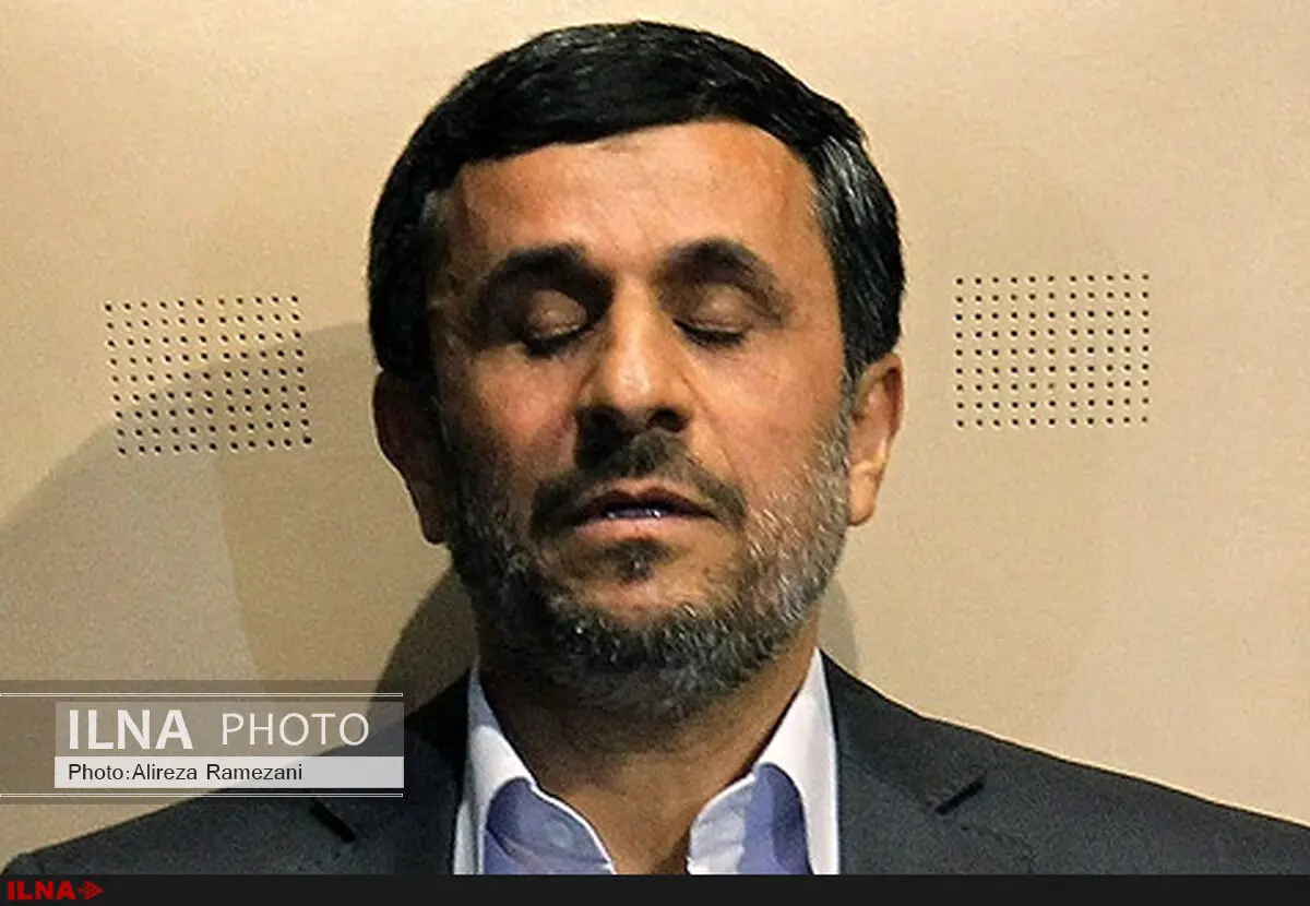 دستان احمدی‌نژاد روی شانه‌های منتقدان روحانی+عکس